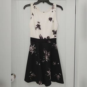 Like new 2 tone dress w cute floral design